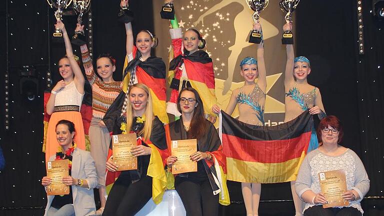 Silber: Emily Koos und Emily Troll von den Magic Dancers des TSV/DJK Wiesentheid kamen bei der Europameisterschaft auf das Treppchen. Mit ihnen freut sich die Trainerin Verena Rimer. Silber: Emily Koos und Emily Troll von den Magic Dancers des TSV/DJK Wiesentheid kamen bei der Europameisterschaft auf das Treppchen. Mit ihnen freut sich die Trainerin Verena Rimer.
