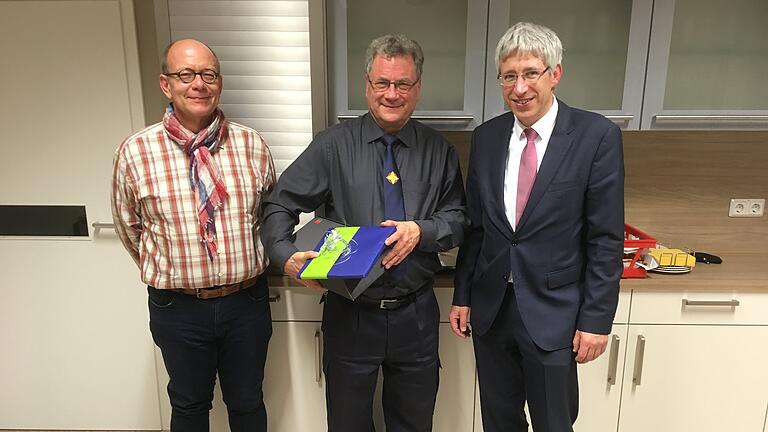 Pfarrer Horst-Frithjof Tschampel (Mitte) wurde von Erstem Landesbeamten Dr. Ulrich Derpa (rechts) und Dekanatsreferent Dr. Thomas Böhm vom katholischen Dekanat Bad Mergentheim (links) aus dem Koordinationsteam der Notfallseelsorge verabschiedet. Pfarrer Horst-Frithjof Tschampel (Mitte) wurde von Erstem Landesbeamten Dr. Ulrich Derpa (rechts) und Dekanatsreferent Dr. Thomas Böhm vom katholischen Dekanat Bad Mergentheim (links) aus dem Koordinationsteam der Notfallseelsorge verabschiedet.