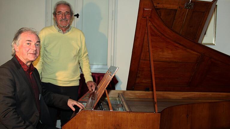 Stolz auf einen alten Hammerflügel, Sammler und Pianist Michael Günther (links) sowie Restaurator Werner Fuchs.