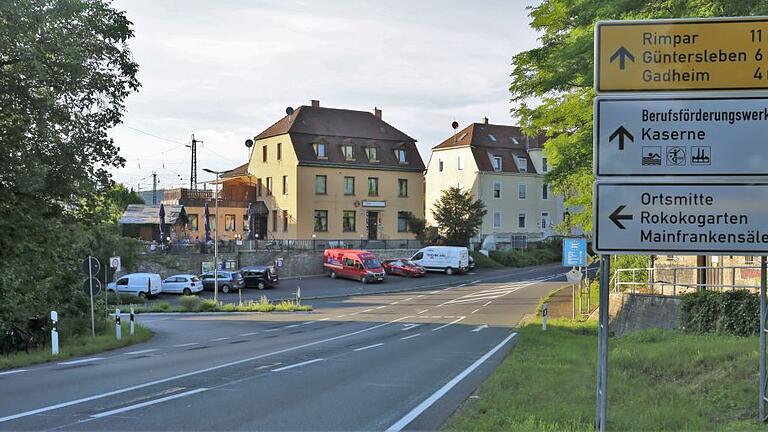 Linksabbiegespur eingerichtet: Von der B 27 aus Richtung Karlstadt kommend geht es es links ab Richtung Veitshöchheim Ortsmitte.