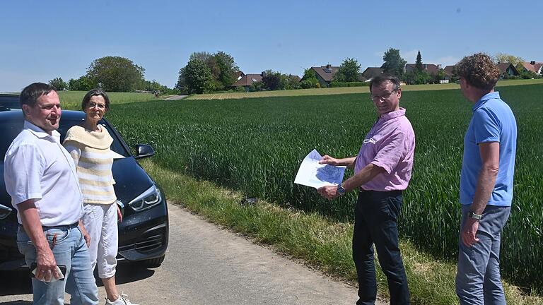 200 Meter trennen den potenziellen Steinbruch vom Büttharder Ortsrand. Bütthard und die Nachbargemeinde Wittighausen wollen das nicht akzeptieren. Im Bild von links: Zweiter Bürgermeister Udo Konrad, Maria Ott von der BI Radwegebau sowie die beiden Bürgermeister Peter Ernst und Marcus Wessels. 200 Meter trennen den potenziellen Steinbruch vom Büttharder Ortsrand. Bütthard und die Nachbargemeinde Wittighausen wollen das nicht akzeptieren. Im Bild von links: Zweiter Bürgermeister Udo Konrad, Maria Ott von der BI Radwegebau sowie die beiden Bürgermeister Peter Ernst und Marcus Wessels.