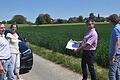 200 Meter trennen den potenziellen Steinbruch vom Büttharder Ortsrand. Bütthard und die Nachbargemeinde Wittighausen wollen das nicht akzeptieren. Im Bild von links: Zweiter Bürgermeister Udo Konrad, Maria Ott von der BI Radwegebau sowie die beiden Bürgermeister Peter Ernst und Marcus Wessels.