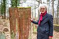 Unser Autor Georg Schirmer steht vor einem Grabstein auf dem Judenfriedhof in Laudenbach.
