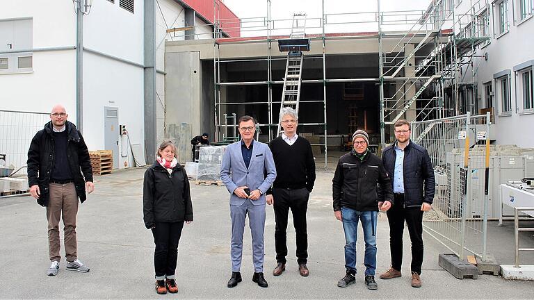 Die Baustelle für die Zukunft des Blutspendedienstes in Wiesentheid zeigten (von links) BRK-Pressesprecher Patric Nohe, Dr. Marijke Weber-Schehl, Georg Götz (Kaufmännischer Geschäftsführer), Professor Axel Seltsam (Ärztlicher Geschäftsführer), Klaus Schraut und Umbau-Koordinator Benedikt Bitter-Schwalenstöcker. Die Baustelle für die Zukunft des Blutspendedienstes in Wiesentheid zeigten (von links) BRK-Pressesprecher Patric Nohe, Dr. Marijke Weber-Schehl, Georg Götz (Kaufmännischer Geschäftsführer), Professor Axel Seltsam (Ärztlicher Geschäftsführer), Klaus Schraut und Umbau-Koordinator Benedikt Bitter-Schwalenstöcker.