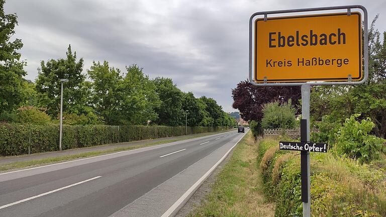 Am Ortseingang von Ebelsbach hängt ein schwarzes Kreuz. Bürgermeister Horn spricht von 'ewiggestrigen Dummköpfen'. Am Ortseingang von Ebelsbach hängt ein schwarzes Kreuz. Bürgermeister Horn spricht von 'ewiggestrigen Dummköpfen'.