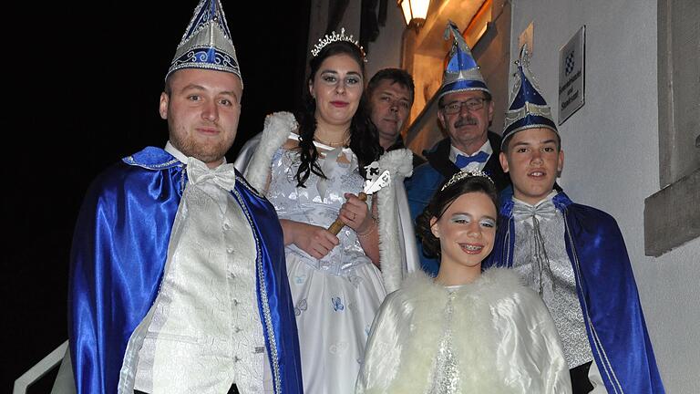 Das neue Prinzenpaar hat am Freitag sein Amt angetreten. Von links:&nbsp; Julian I. und Larissa I., Dritter Bürgermeister Matthias Kessler, Ermetzia-Präsident Michael Albert, Kinderprinzessin Lilly I. und Kinderprinz Louis I.