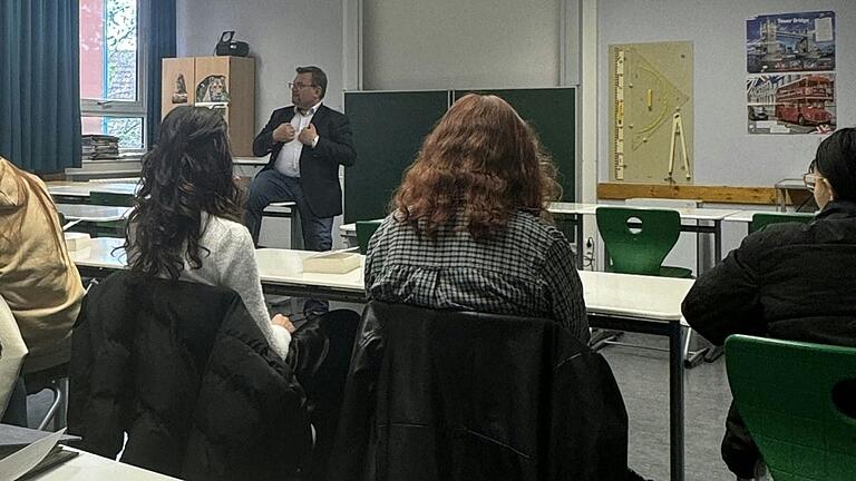Dr. Knaier während seines Vortrages, in dem er den Jugendlichen praxisbezogene Einblicke in die Arbeit mit dem BGB gab.