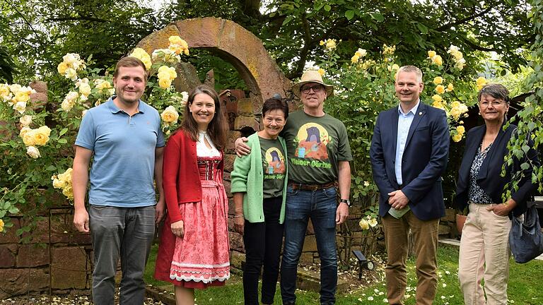 Der Tag der offenen Gartentür wurde am Sonntag im Garten von Petra Grell und Gerhard Kuhn (Mitte) eröffnet. Mit dabei waren (von links) Maximilian Markert (Kreisfachberater für Gartenbau), Landrätin Sabine Sitter, Lohrs Zweiter Bürgermeister Dirk Rieb und Anneliese Max (Geschäftsführerin des Kreisverbandes für Gartenbau und Landschaftspflege).
