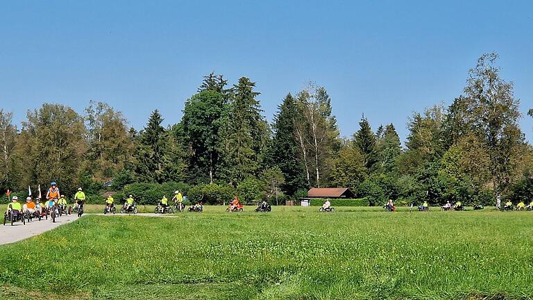 Mit motorisierten Liegedreirädern, Sesselrädern, Handbikes, Zweirad- und Dreiradtandems war die Selbsthilfegruppe 'mit-MS-aktiv' Bad Brückenau auf ihrer Begegnungsfahrt unterwegs.