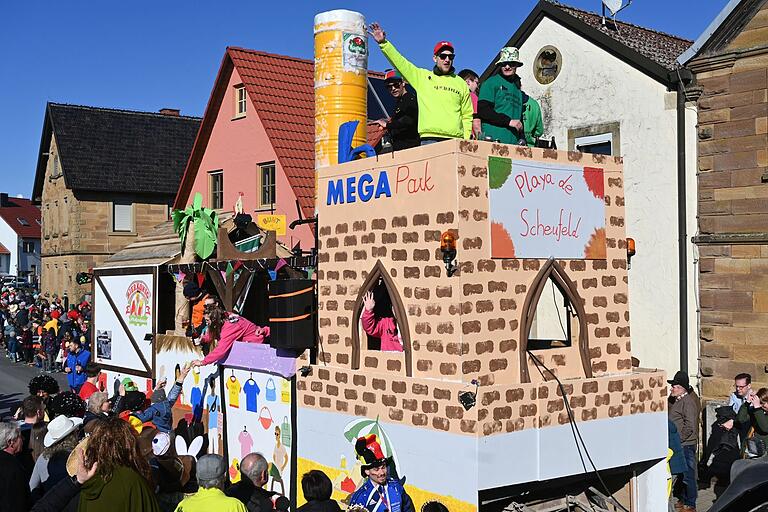 Die Schallfelder Mallorca-Gang fuhr mit lauter Musik durch die Straßen. Die Schallfelder Mallorca-Gang fuhr mit lauter Musik durch die Straßen. 