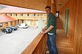 Christoph von Hutten blickt in den Innenhof der komplett mit Lärchenholz aus dem eigenen Wald verkleideten Bike Lodge.&nbsp;