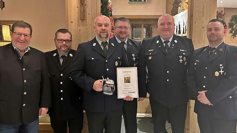 Für 25 Jahre Feuerwehrdienst wurde Peter Wieczorek mit Urkunde und Ehrenkrug ausgezeichnet. Unser Bild zeigt von links: stv. Landrat Josef Demar, 2. Kommandant Jochen Staub, Peter Wieczorek, Marco Hahn, Vorsitzender Feuerwehrverein, Kommandant Jochen Krug, und Marco Steinmüller, 2. Vorsitzender Feuerwehrverein.
