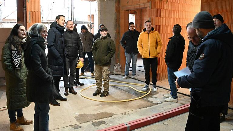 Im Eingangsbereich des neuen Kindergartens in Altertheim kann man bereist die vielen Details erkennen, die das Objekt einzigartig werden lassen, erfuhren die Teilnehmer des Rundgangs durch den Rohbau. Im Eingangsbereich des neuen Kindergartens in Altertheim kann man bereist die vielen Details erkennen, die das Objekt einzigartig werden lassen, erfuhren die Teilnehmer des Rundgangs durch den Rohbau.