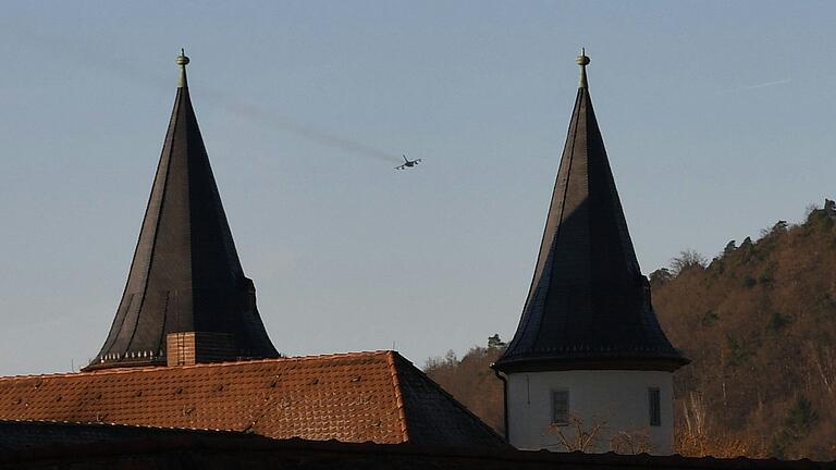 Eines von zwei Tornado-Kampfflugzeugen der Bundeswehr, die Lohr am Dienstagnachmittag im Tiefflug passierten, hinter den Türmen des Lohrer Schlosses.