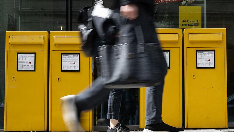 Pressekonferenz zu Post- und Telekommunikationsbranche       -  Hier stehen vier Briefkästen nebeneinander, anderswo sind sie spärlicher präsent.