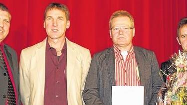 Gold, Silber und Bronze für die Treue       -  (mab)   Bei der Weihnachtsfeier zeichneten die beiden TSV-Vorsitzenden Volker Hofmann und Karl Schmitt 15 Mitglieder aus. Die bronzene Ehrennadel ging an Armin Betz, Michael Gura, Philipp Gura, Bettina Rudolph und Stefan Völker. Silber erhielten Heike Deppisch, Steffen Karl, Alexander Kempl, Andrea Strecker und Carolin Weinberger. Die goldene Ehrennadel durften in Empfang nehmen: Winfried Fries, Georg Licht, Klaus Löbert und Johannes Schmitt. Mit dem vor zwei Jahren erstmals vergebenen Engagementpreis, eine Stufe über der goldenen Ehrennadel, wurde in diesem Jahr Manfred Thomas für sein langjähriges außergewöhnliches Engagement ausgezeichnet. Im Bild, eingerahmt von den beiden Vorsitzenden Volker Hofmann (links) und Karl Schmitt die beiden Geehrten Johannes Schmitt (Zweiter von links) und Manfred Thomas.