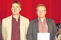 Gold, Silber und Bronze für die Treue       -  (mab)   Bei der Weihnachtsfeier zeichneten die beiden TSV-Vorsitzenden Volker Hofmann und Karl Schmitt 15 Mitglieder aus. Die bronzene Ehrennadel ging an Armin Betz, Michael Gura, Philipp Gura, Bettina Rudolph und Stefan Völker. Silber erhielten Heike Deppisch, Steffen Karl, Alexander Kempl, Andrea Strecker und Carolin Weinberger. Die goldene Ehrennadel durften in Empfang nehmen: Winfried Fries, Georg Licht, Klaus Löbert und Johannes Schmitt. Mit dem vor zwei Jahren erstmals vergebenen Engagementpreis, eine Stufe über der goldenen Ehrennadel, wurde in diesem Jahr Manfred Thomas für sein langjähriges außergewöhnliches Engagement ausgezeichnet. Im Bild, eingerahmt von den beiden Vorsitzenden Volker Hofmann (links) und Karl Schmitt die beiden Geehrten Johannes Schmitt (Zweiter von links) und Manfred Thomas.