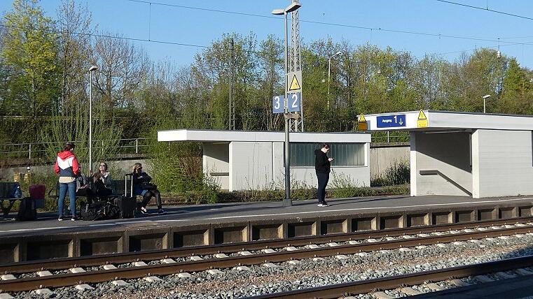 Der „Bahnsteig 2“ am Haßfurter Bahnhof soll im Jahre 2020 oder 2021 durch die Deutsche Bahn umgebaut und dann barrierefrei erreichbar sein, teilte der Behindertenbeauftragte Michael Schulz mit. Der „Bahnsteig 2“ am Haßfurter Bahnhof soll im Jahre 2020 oder 2021 durch die Deutsche Bahn umgebaut und dann barrierefrei erreichbar sein, teilte der Behindertenbeauftragte Michael Schulz mit.