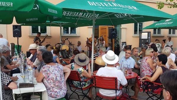 Die Band Solid Ground verzauberte ihr Publikum mit irischem Poetry Folk beim „Sternsommer“ in Kürnach.