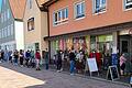 Eisdielen und andere gastronomische Betriebe ziehen bei warmen Temperaturen viele Menschen an - zum Bespiel hier in Veitshöchheim (Lkr. Würzburg).