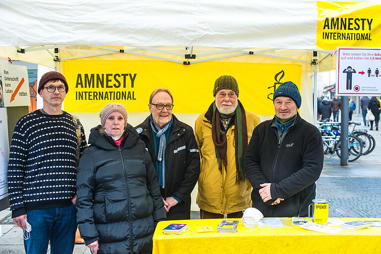 Der harte Kern der Schweinfurter Gruppe von Amnesty International: (von links) Franz-Josef Selig, Marline Groß, Ulrich Philipp, Bert Wolfarth und Wolfgang Gessner. Das Foto entstand beim Sammeln von Unterschriften für eine Petition im Dezember vergangenen Jahres. Der harte Kern der Schweinfurter Gruppe von Amnesty International: (von links) Franz-Josef Selig, Marline Groß, Ulrich Philipp, Bert Wolfarth und Wolfgang Gessner. Das Foto entstand beim Sammeln von Unterschriften für eine Petition im Dezember vergangenen Jahres.