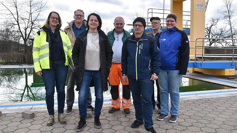 Die Begehung vor dem Betriebsstart des Waldbads mit (von links) Birgit Schöp (Geschäftsleitung Markt Triefenstein), Georg Holzmann (Waldbad), Bürgermeisterin Kerstin Deckenbrock, Joachim Hofmann (Leiter Bauhof), Ingo Ortel (Betriebsleitung Bädergesellschaft Wertheim mbH), Klaus Scheller (Vorsitzender Förderverein PRO-Waldbad) sowie Sabrina Perleth (stellv. Betriebsleitung Bädergesellschaft). Die Begehung vor dem Betriebsstart des Waldbads mit (von links) Birgit Schöp (Geschäftsleitung Markt Triefenstein), Georg Holzmann (Waldbad), Bürgermeisterin Kerstin Deckenbrock, Joachim Hofmann (Leiter Bauhof), Ingo Ortel (Betriebsleitung Bädergesellschaft Wertheim mbH), Klaus Scheller (Vorsitzender Förderverein PRO-Waldbad) sowie Sabrina Perleth (stellv. Betriebsleitung Bädergesellschaft).