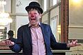 Leopold Altenburg zeigt in Bad Kissingen ein Beispiel seiner Arbeit als Krankenhausclown der „Roten Nasen International“.       -  Leopold Altenburg zeigt in Bad Kissingen ein Beispiel seiner Arbeit als Krankenhausclown der „Roten Nasen International“.