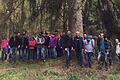 Die Gemarkungsgrenze erlaufen und unter der &bdquo;Ruh-Fichte&ldquo; Rast gemacht: die Teilnehmer der Ermershäuser Grenzwanderung.