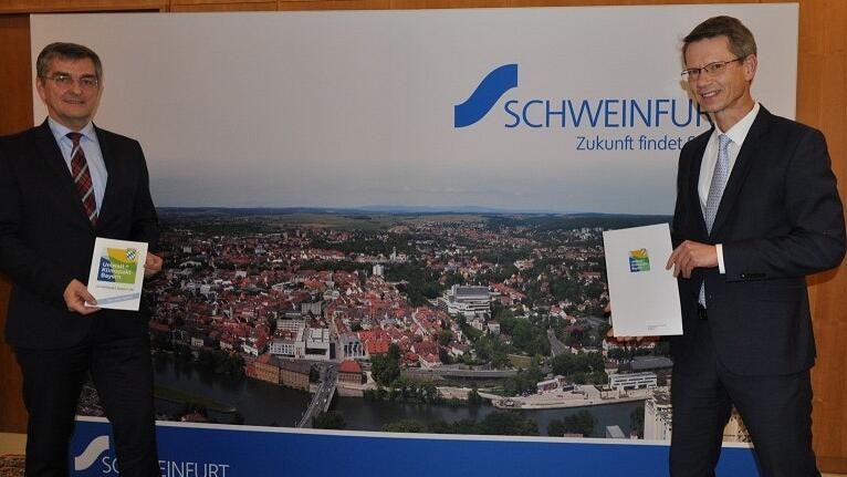 Oberbürgermeister Sebastian Remelé übergibt Ragnar Warnecke,Geschäftsführer der GKS-Gemeinschaftskraftwerk Schweinfurt GmbH, dieTeilnahmeurkunde am Umwelt- und Klimapakt Bayern. Oberbürgermeister Sebastian Remelé übergibt Ragnar Warnecke,Geschäftsführer der GKS-Gemeinschaftskraftwerk Schweinfurt GmbH, dieTeilnahmeurkunde am Umwelt- und Klimapakt Bayern.