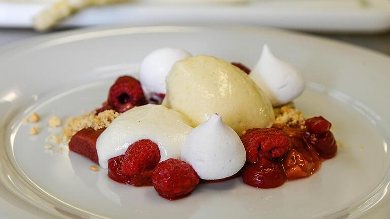 Süßes aus Spargel zum Schluss: Johannes Schwabs Panna-Cotta. Süßes aus Spargel zum Schluss: Johannes Schwabs Panna-Cotta.
