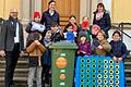 Schülerinnen und Schüler freuen sich über die neuen Spielgeräte