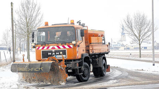Mehr Zusammenarbeit: Das Staatliche Bauamt in Schweinfurt und die Tiefbauverwaltung haben eine Kooperation beim Winterdienst vereinbart. Eines der Ziele durch den Tausch von Straßenabschnitten: weniger Leerfahrten. Mehr Zusammenarbeit: Das Staatliche Bauamt in Schweinfurt und die Tiefbauverwaltung haben eine Kooperation beim Winterdienst vereinbart. Eines der Ziele durch den Tausch von Straßenabschnitten: weniger Leerfahrten.