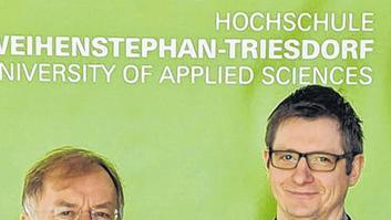 Urkunde erhalten: Mathias Gerstner (rechts) und Professor Dirk Rehmann.. Weihenstephan
