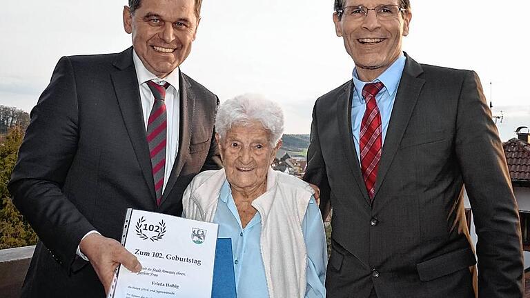 Zwei Herren überraschten als Gratulanten zum 102. Geburtstag: Der zweite Bürgermeister Franz-Josef Sauer (links) sowie Landrat Thomas Schiebel überbrachten Glückwünsche der Stadt, des Landkreises sowie der bayerischen Staatsregierung an Frieda Helbig. Zwei Herren überraschten als Gratulanten zum 102. Geburtstag: Der zweite Bürgermeister Franz-Josef Sauer (links) sowie Landrat Thomas Schiebel überbrachten Glückwünsche der Stadt, des Landkreises sowie der bayerischen Staatsregierung an Frieda Helbig.