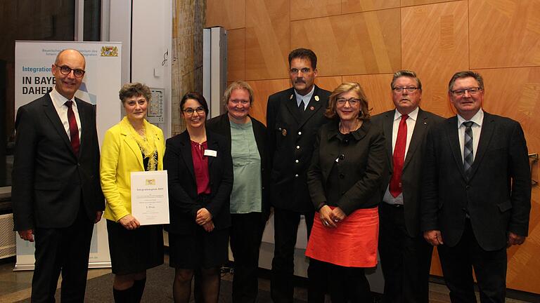 In der Regierung von Unterfranken wurden die Integrationspreise 2019 verliehen. (Von rechts nach links) Staatssekretär Gerhard Eck, Adolf Bauer (Laudator 1. Preis), Jutta Münch (Laudatorin 3. Preis), Wolfgang Grom (Feuerwehr Geckenau, 2. Preis), Anja Seufert, Bürgermeisterin Gemeinde Bastheim (Laudatorin 2. Preis), Judith Gläser (3. Preis), Albina Baumann (1. Preis) und Regierungsvizepräsident Jochen Lange. In der Regierung von Unterfranken wurden die Integrationspreise 2019 verliehen. (Von rechts nach links) Staatssekretär Gerhard Eck, Adolf Bauer (Laudator 1. Preis), Jutta Münch (Laudatorin 3. Preis), Wolfgang Grom (Feuerwehr Geckenau, 2. Preis), Anja Seufert, Bürgermeisterin Gemeinde Bastheim (Laudatorin 2. Preis), Judith Gläser (3. Preis), Albina Baumann (1. Preis) und Regierungsvizepräsident Jochen Lange.