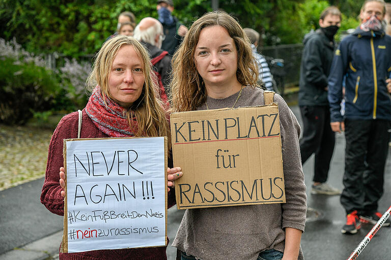 Mit Plakaten wie 'Kein Platz für Rassismus' äußern Demonstranten ihre Einstellung zur Burschenschaft Prager Teutonia im Würzburger Frauenland.&nbsp;