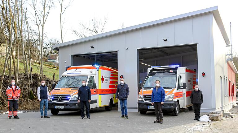 Zur Inbetriebnahme der neuen Rettungswache in Niederstetten kam aufgrund der Corona-Einschränkungen nur eine kleine Gruppe Verantwortlicher vom DRK-Kreisverband Bad Mergentheim mit dem DRK-Ortsvereinsvorsitzenden Rüdiger Zibold (Dritter von rechts) zusammen (von links): stellvertretender Rettungsdienstleiter Siegfried Kuhn, Rettungsdienstleiter Kai Schlecht, Präsident Thomas Haak, Schatzmeister Manfred Bürckert sowie Kreisgeschäftsführer Klaus Eckel. Zur Inbetriebnahme der neuen Rettungswache in Niederstetten kam aufgrund der Corona-Einschränkungen nur eine kleine Gruppe Verantwortlicher vom DRK-Kreisverband Bad Mergentheim mit dem DRK-Ortsvereinsvorsitzenden Rüdiger Zibold (Dritter von rechts) zusammen (von links): stellvertretender Rettungsdienstleiter Siegfried Kuhn, Rettungsdienstleiter Kai Schlecht, Präsident Thomas Haak, Schatzmeister Manfred Bürckert sowie Kreisgeschäftsführer Klaus Eckel.