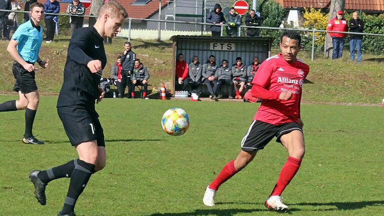 Tyrell Walton (rechts), hier in der Partie gegen Rottendorf im April dieses Jahres, feierte ein tolles Comeback. Spät eingewechselt, gelang ihm in der Nachspielzeit der Siegtreffer für die Freien Turner.&nbsp;