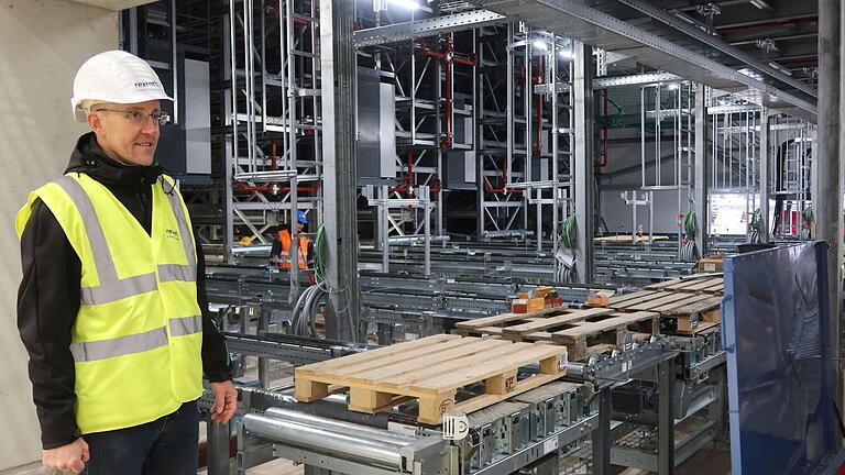 Mark Leverkoehne (Projektleitung für den Bau des Logistikzentrums) zeigt das Innenleben des Hochregallagers im Logistikzentrum Mark Leverkoehne (Projektleitung für den Bau des Logistikzentrums) zeigt das Innenleben des Hochregallagers im Logistikzentrum