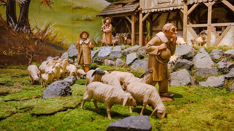 Hirten auf dem Weg zur Krippe. Als Vorlage für seine Figuren hat Bildhauer Günter Metz Rhöner Charaktere ausgewählt. Hirten auf dem Weg zur Krippe. Als Vorlage für seine Figuren hat Bildhauer Günter Metz Rhöner Charaktere ausgewählt.