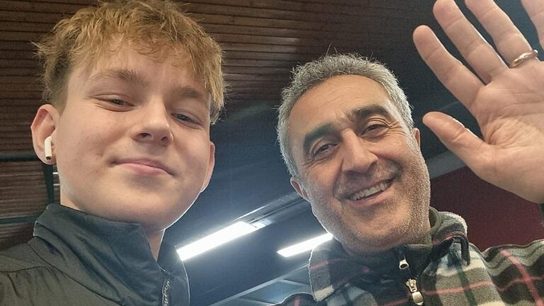 Selfie als Erinnerung: Aus Versehen nach Berlin gefahren ist der 14-jährige Lenny aus Astheim. Sein Retter in der Not war Taxifahrer Maschid Aso Dolay, der über Stunden auf den Jungen aufpasste.