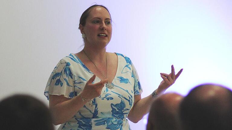 Christiane Landgraf las aus ihrem Thriller über selbstfahrende Autos und gechippte Menschen und diskutierte danach mit dem Publikum über die Wahrscheinlichkeit einer solchen Entwicklung in der realen Welt. Christiane Landgraf las aus ihrem Thriller über selbstfahrende Autos und gechippte Menschen und diskutierte danach mit dem Publikum über die Wahrscheinlichkeit einer solchen Entwicklung in der realen Welt.