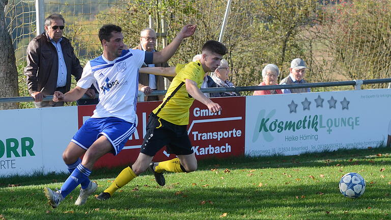Fußball Kreisliga Würzburg, TSV Duttenbrunn - TSV Eisingen am Sonntag, 13. Oktober 2019: links Manuel Knorr (Duttenbrunn), rechts Constantin Schmitt (Eisingen)