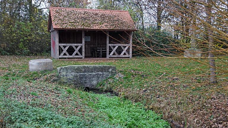 Das 'Schindersbrünnle' ist ein beliebtes Plätzchen in der Gemeinde Hausen. An der Quelle des Seebachs sind eine Wanderschutzhütte und eine Feuerstelle. Die CSU Hausen möchte den Platz verschönern. Das 'Schindersbrünnle' ist ein beliebtes Plätzchen in der Gemeinde Hausen. An der Quelle des Seebachs sind eine Wanderschutzhütte und eine Feuerstelle. Die CSU Hausen möchte den Platz verschönern.