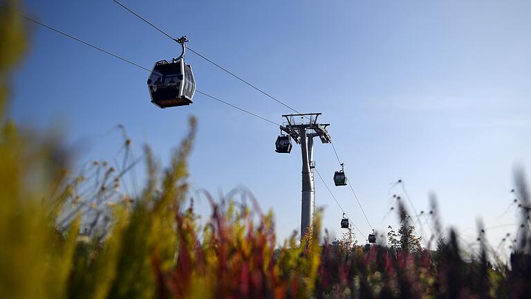 Eine Seilbahn, wie sie in Berlin über dem Gelände der damaligen internationalen Gartenausstellung schwebte (Archivfoto), wird es in Bad Neustadt vorerst nicht geben. Der Stadtrat legte das Projekt nun zu den Akten.