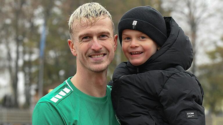 Hatte einen feinen Samstagnachmittag: Der FC-05-Innenverteidiger Thomas Meißner feierte mit seinem Sohn Leon den Schweinfurter 5:0-Sieg über Hankofen-Hailing.