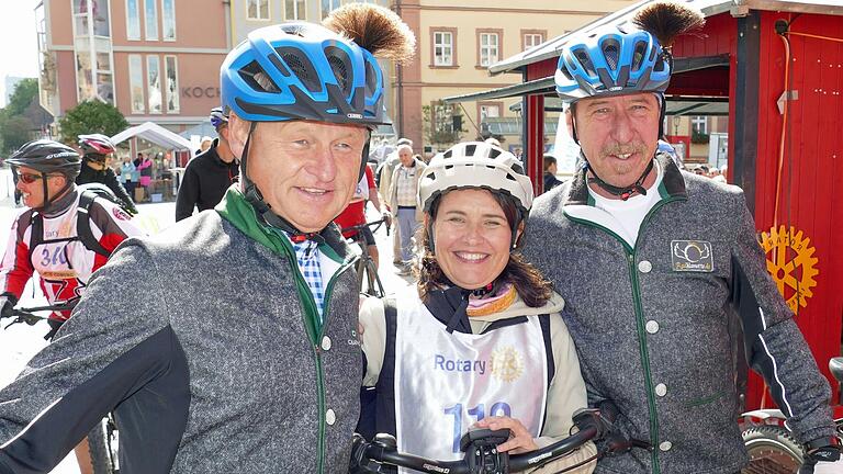 Mit Gamsbart am Helm und Landrätin Sabine Sitter in der Mitte starteten Michael Kuhnt (links) und Karlheinz Babinsky auf ihrem Tandem im vergangenen Jahr zur Staustufentour. (Archivfoto)