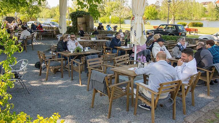 Schon am Eröffnungswochenende besuchten viele Zellinger den neu gegründeten &bdquo;Mauergarten&ldquo;. Angebot, Qualität, Service und Ambiente wurden von den Gästen sehr gelobt.