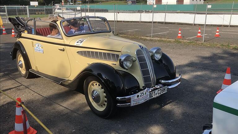 Am Sonntag waren auf der Kartbahn in Gerolzhofen wieder zahlreiche Oldtimer zu bestaunen, wie zum Beispiel dieser sehr seltene BMW 321 Cabrio. Am Sonntag waren auf der Kartbahn in Gerolzhofen wieder zahlreiche Oldtimer zu bestaunen, wie zum Beispiel dieser sehr seltene BMW 321 Cabrio.