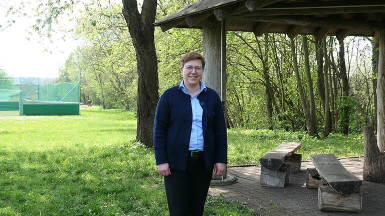 Birgit Erb tritt als Kandidatin des CSU-Ortsverbandes am 15. Mai bei den Bürgermeisterwahlen in Oberelsbach an. Das Bild zeigt die 47-Jährige im Bereich des Freizeitgeländes um den Minigolfplatz in Oberelsbach.